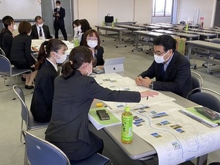 市長と意見交換する学生に皆さん