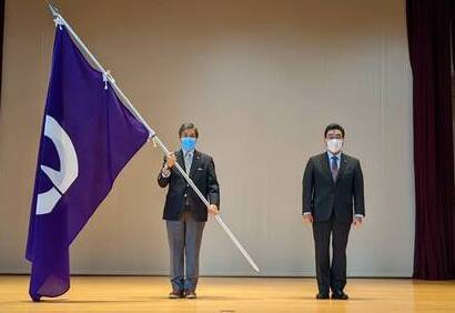 野田市選手団団旗を授与します