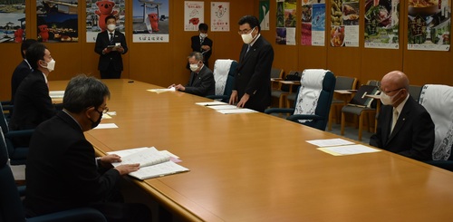 熊谷俊人・千葉県知事に要望趣旨説明を行う同盟会会長の鈴木有・野田市長（奥右から2人目）