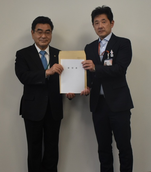 志村健・鉄道事業本部計画管理部長に要望書を提出