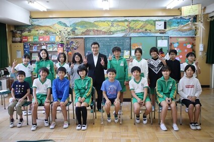 訪問先の七光台小学校児童と記念写真