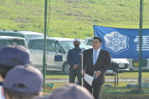 少年野球大会であいさつする市長