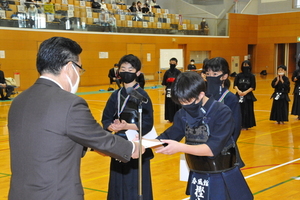 市民剣道大会賞杯授与の様子