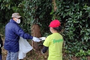 児童とごみを集める市長