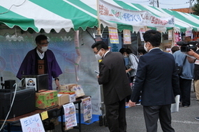 会場を見て回る市長