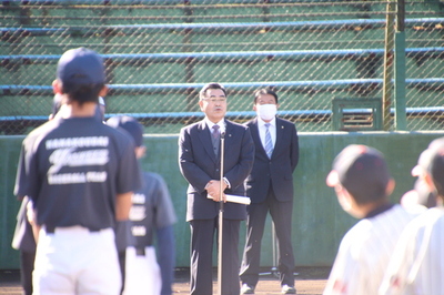 挨拶する市長