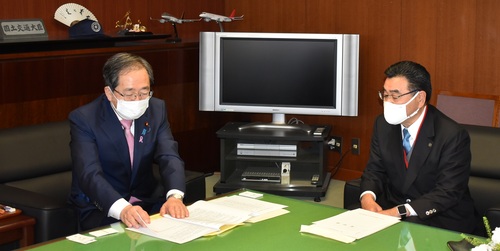 国土交通大臣に要望趣旨説明を行う同盟会会長の鈴木・野田市長（右から2人目）