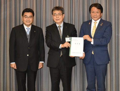 高橋俊之・千葉県総合企画部長に要望書を提出