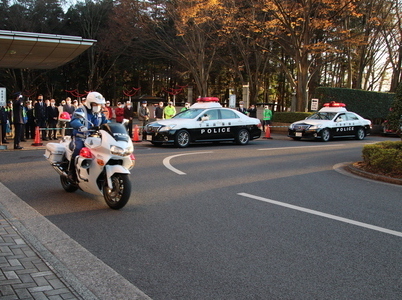 一斉に出動する警察車両