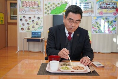 試食する市長