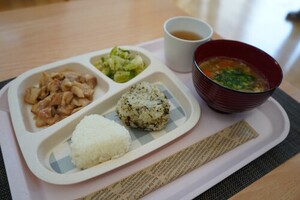 給食の豚汁とおにぎり