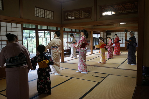 市民会館での日本舞踊クラブの様子