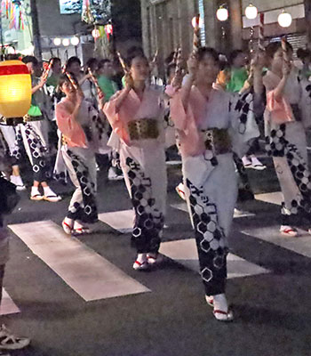 夏まつり躍り七夕で踊っている様子