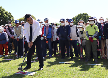 始球式に挑戦する市長