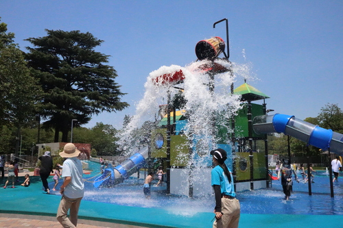 清水公園のアクアベンチャーで遊ぶ様子