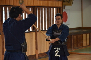 剣道の稽古をとる市長