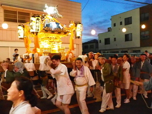 みこしを担ぐ市長