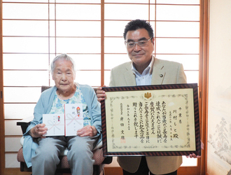 川村もとさんと記念写真