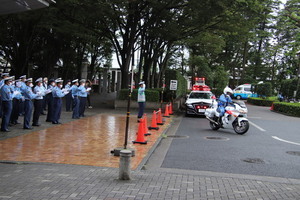 白バイを先頭に出動するパトカー