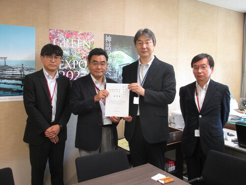 鎌原宜文都市局官房審議官に要望書を鈴木有・野田市長が手交