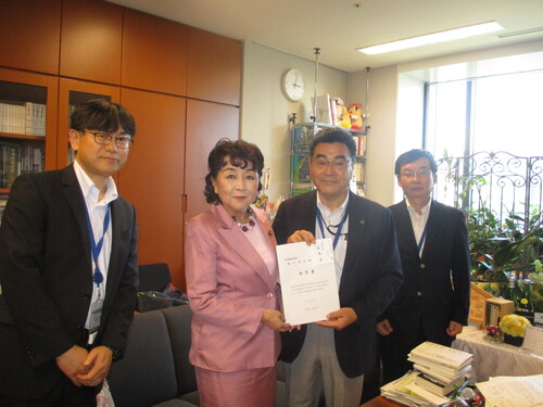 猪口邦子参議議員に要望書を鈴木有・野田市長が手交