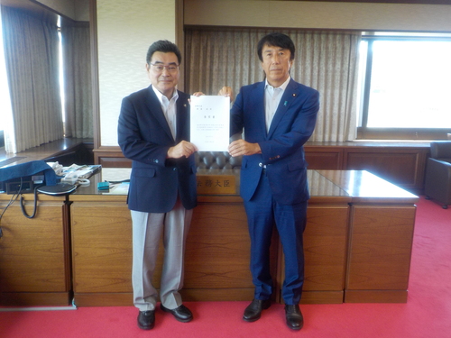 齊藤健法務大臣（要望時）に要望書を鈴木有・野田市長が手交