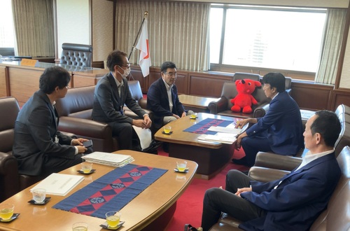 齊藤健法務大臣（要望時）に要望書を説明