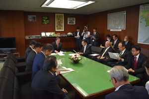 意見を交わす同盟会と東京直結鉄道建設誘致促進連絡協議会