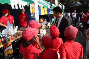 子ども達と話す市長