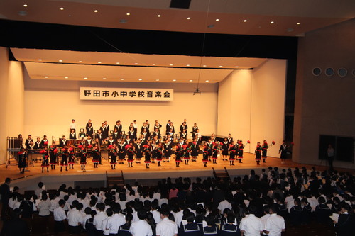 ステージで演奏する学生たち