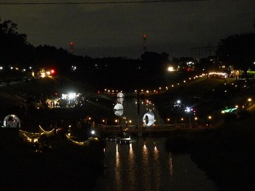 日暮れ後、灯りの灯る運河水辺