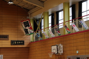 体育館に飾られたいくつもの大凧