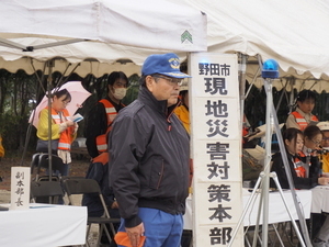 災害対策本部長である市長が報告を受ける