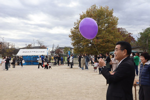 リリース用の風船を持つ市長