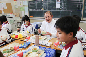 みんなと一緒に食べるシェフ