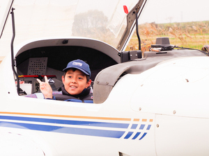 飛行機コクピットに体験搭乗する男児