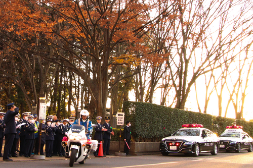 出動する警察車両