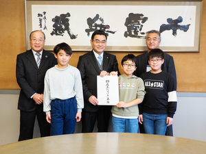 子ども会育成連絡協議会の子ども達と記念写真