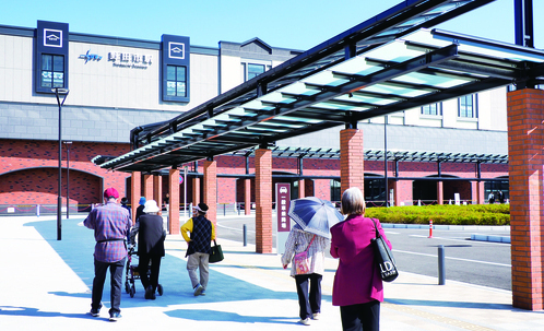 野田市駅前広場供用開始日にやってきた市民の方々