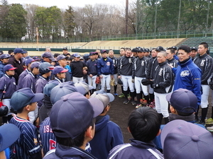 練習に臨む子どもたちと駒大苫小牧高校の選手監督