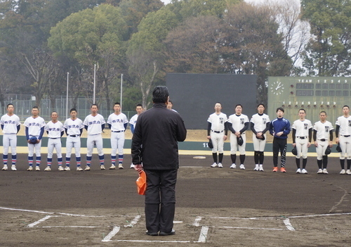 選手たちにあいさつをする市長