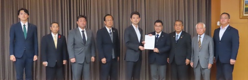熊谷俊人・千葉県知事(左から5人目)に要望書を提出