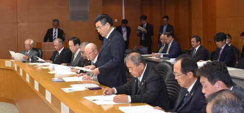 要望趣旨説明を行う同盟会会長の鈴木有・野田市長
