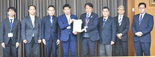 錦織良匡・千葉県総合企画部交通担当部長に要望書を提出