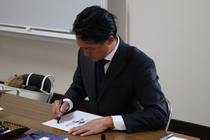 サインをする李忠成さん