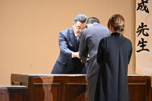 賞状を渡す市長