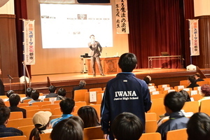 子ども達の質問に答える李忠成さん