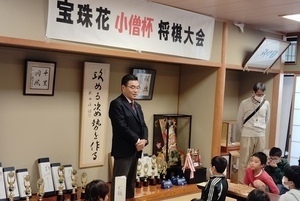 子ども達に挨拶をする市長