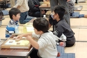 どうぶつ将棋を指す子どもたち