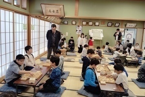 勝負の行方を見守る市長